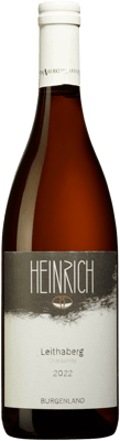 En glasflaska med Heinrich Leithaberg Chardonnay, ett vitt vin från Burgenland i Österrike