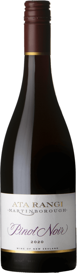 En glasflaska med Ata Rangi Pinot Noir 2020, ett rött vin från Wairarapa i Nya Zeeland