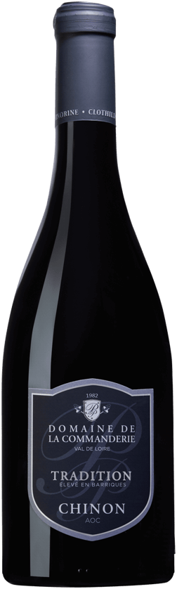 En glasflaska med Domaine de la Commanderie Chinon Tradition 2018, ett rött vin från Loiredalen i Frankrike