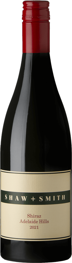 En glasflaska med Shaw + Smith Shiraz 2021, ett rött vin från South Australia i Australien