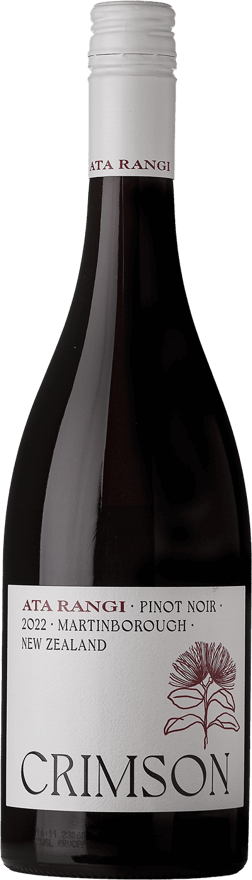 En glasflaska med Ata Rangi Crimson Pinot Noir 2022, ett rött vin från Wairarapa i Nya Zeeland