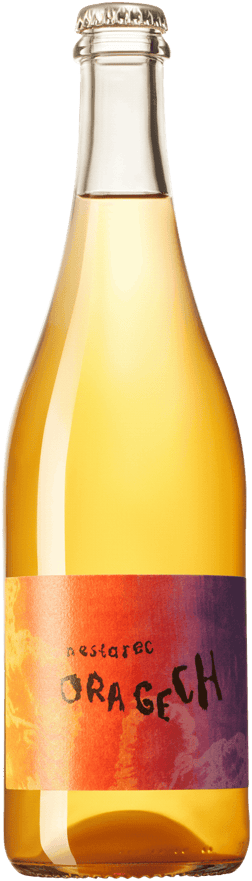En glasflaska med Milan Nestarec Oragech 2022, ett vitt vin från Tjeckien