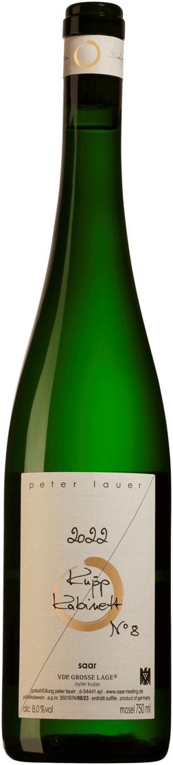 En glasflaska med Peter Lauer Ayler Kupp Kabinett Fass 8 2022, ett vitt vin från Mosel i Tyskland