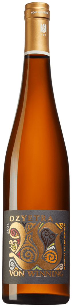 En glasflaska med Von Winning Ozyetra 2021, ett vitt vin från Pfalz i Tyskland