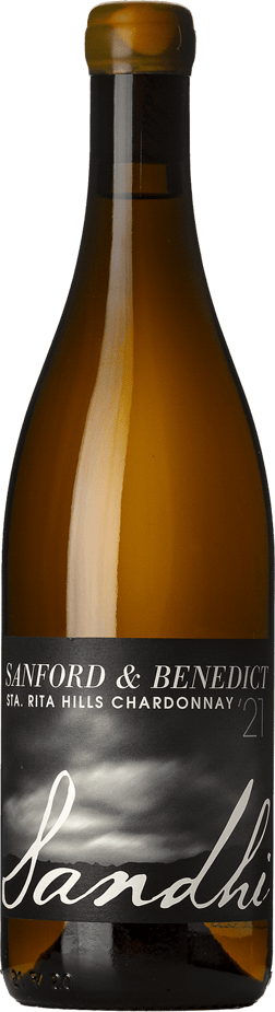 En glasflaska med Sandhi Sanford & Benedict Chardonnay 2021, ett vitt vin från Kalifornien i USA