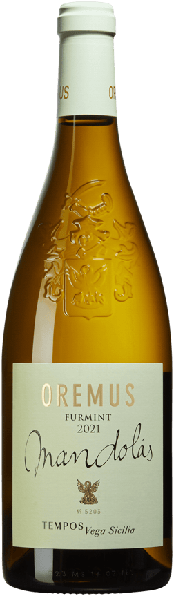 En glasflaska med Tokaj Oremus Mandolás 2021, ett vitt vin från Tokaj i Ungern