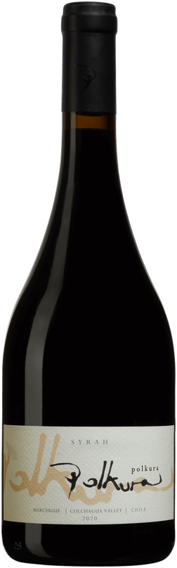 En glasflaska med Polkura Syrah 2020, ett rött vin från Valle Central i Chile