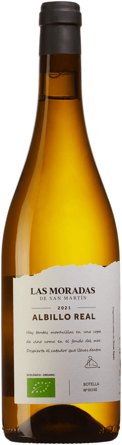 En glasflaska med San Martin Las Moradas Albillo Real Eco 2021, ett vitt vin från Madrid i Spanien