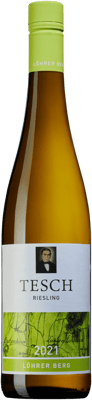 En glasflaska med Tesch Löhrer Berg, ett vitt vin från Nahe i Tyskland