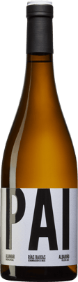 En flaska med PAI Bodegas Albamar, ett vitt vin från Galicien i Spanien