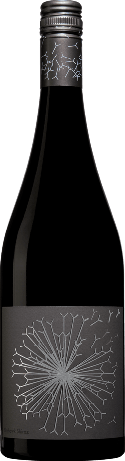 En glasflaska med Dandelion Vineyards Firehawk McLaren Vale Shiraz 2021, ett rött vin från South Australia i Australien