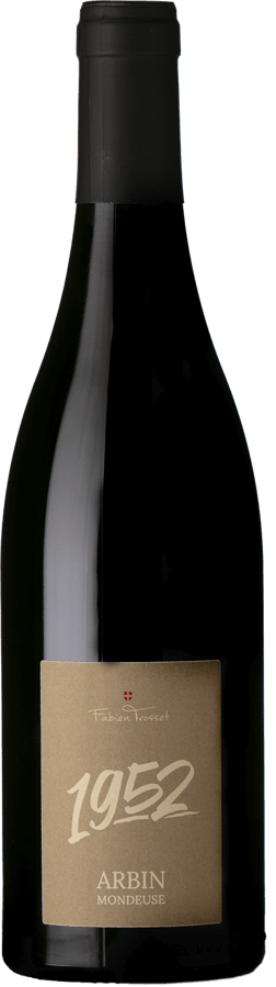 En glasflaska med Trosset 1952 Arbin Mondeuse 2020, ett rött vin från Savoie i Frankrike