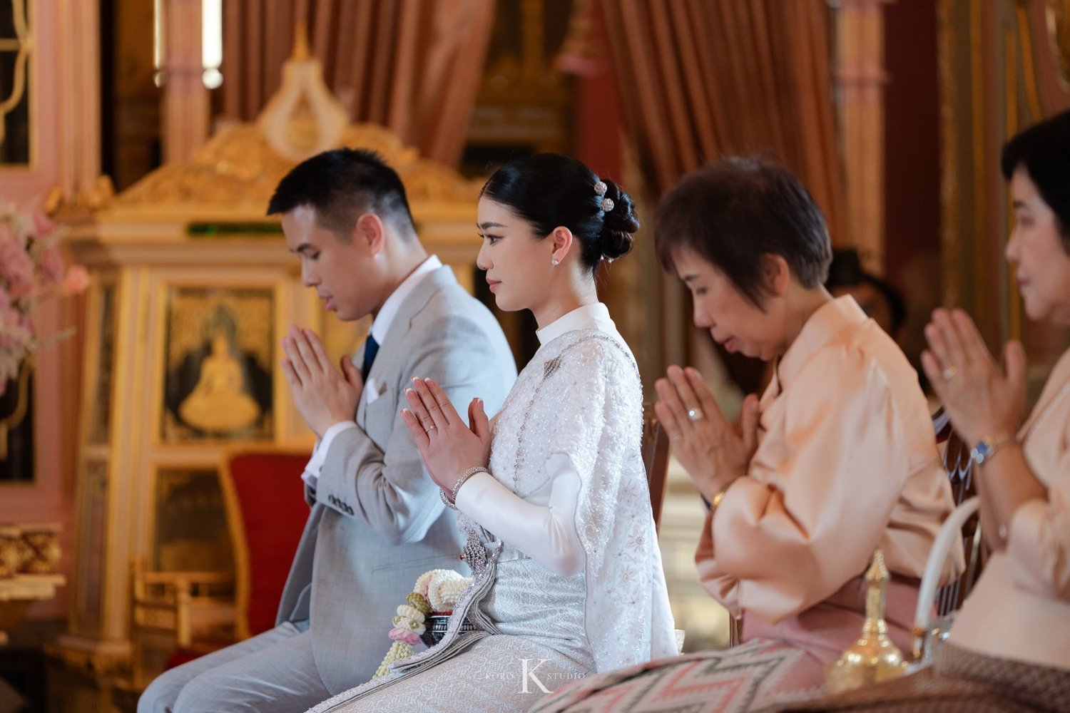 ถ่ายภาพงานแต่งงานที่วัดราชบพิธฯ: ความสง่างามที่เรียบง่ายและเต็มไปด้วยความสุข 86 pear thailand wedding photos wat ratchabophit 122 ถ่ายภาพงานแต่งงานที่วัดราชบพิธฯ: ความสง่างามที่เรียบง่ายและเต็มไปด้วยความสุข
