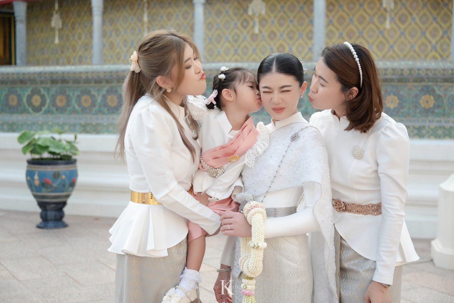 ถ่ายภาพงานแต่งงานที่วัดราชบพิธฯ: ความสง่างามที่เรียบง่ายและเต็มไปด้วยความสุข 56 pear thailand wedding photos wat ratchabophit 78 ถ่ายภาพงานแต่งงานที่วัดราชบพิธฯ: ความสง่างามที่เรียบง่ายและเต็มไปด้วยความสุข