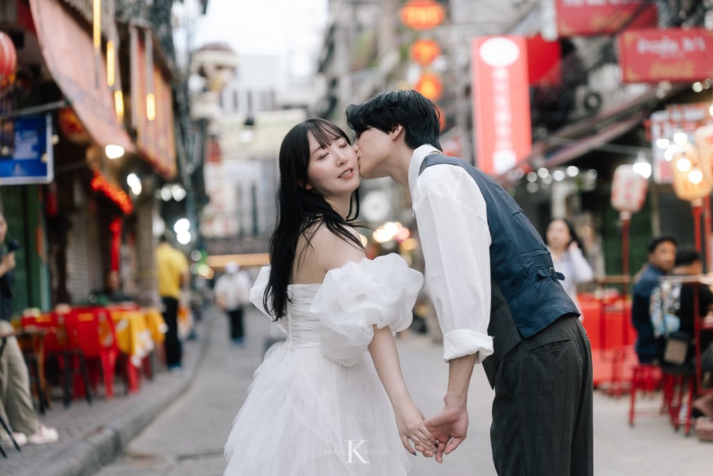 Bangkok Street Pre-Wedding: Kana & Taka’s from Japan 86 bangkok street pre wedding photography kana taka yaowarat 86 Bangkok Street Pre-Wedding: Kana & Taka’s from Japan