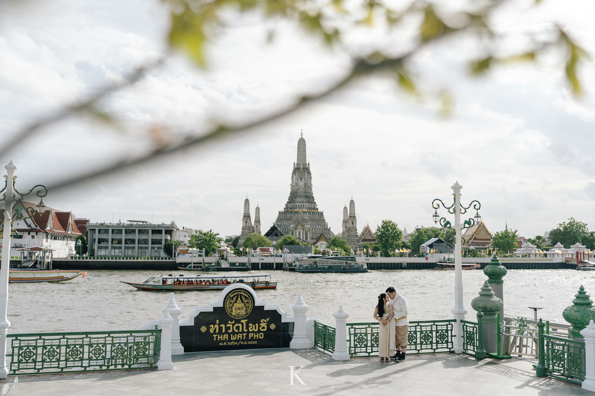 Bangkok Pre Wedding: Alison & Karl at Wat Pho & Benjakitti Park 111 benjakitti park pre wedding alison karl bangkok 111 Bangkok Pre Wedding: Alison & Karl at Wat Pho & Benjakitti Park