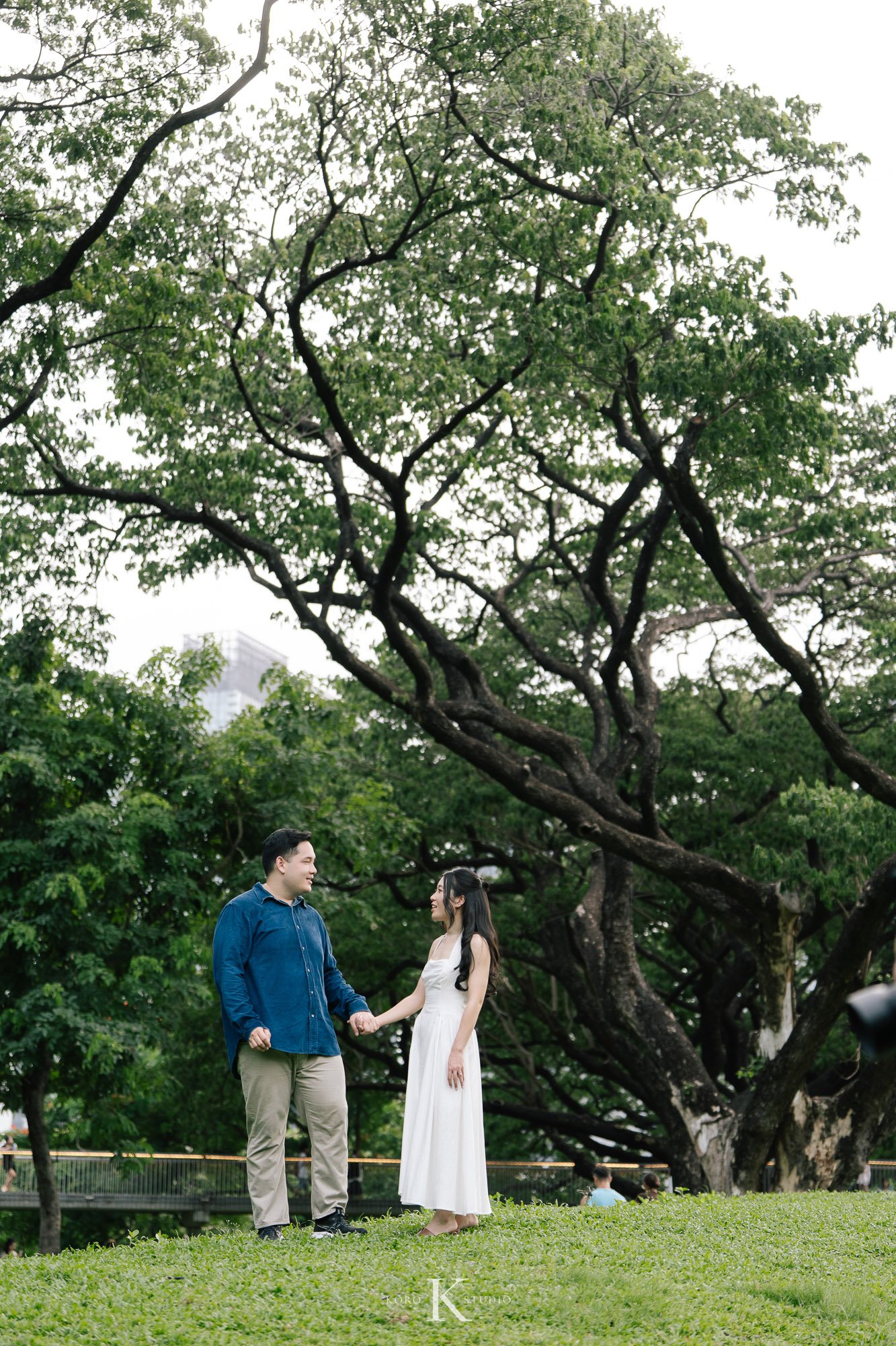 Bangkok Pre Wedding: Alison & Karl at Wat Pho & Benjakitti Park 185 benjakitti park pre wedding alison karl bangkok 185 Bangkok Pre Wedding: Alison & Karl at Wat Pho & Benjakitti Park
