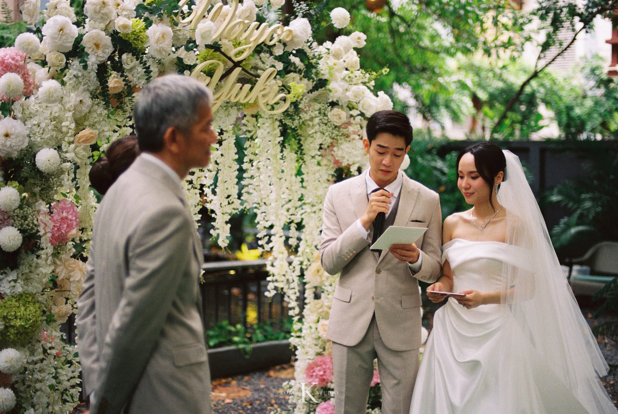 The Gardens of Dinsor Palace Wedding Film Photography 27 the gardes of dinsor palace wedding film photography 27 The Gardens of Dinsor Palace Wedding Film Photography