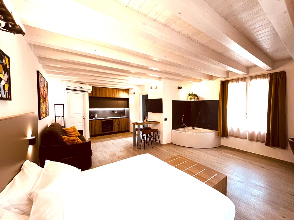  Suite Jacuzzi 1