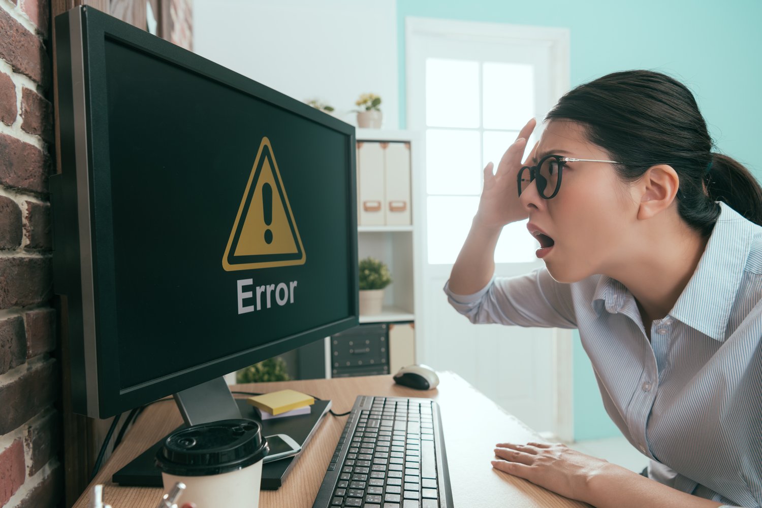 lady finding computer getting mistake problem
