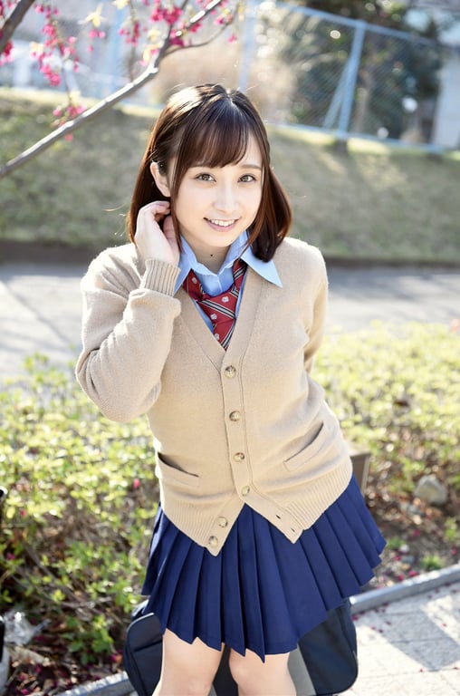 艶BODY濃密接写 君与步实 エッチ大好き制服娘-阅图吧