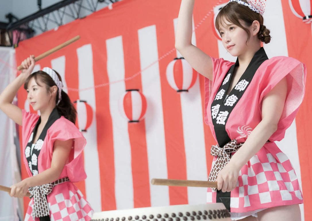 图片[3]-#Rio Kuriyama 栗山莉绪 & Rena Momozono 桃园怜奈 – Naked Wild Drummer 全裸大闹太鼓 - 全本免费在线观看-阅图吧