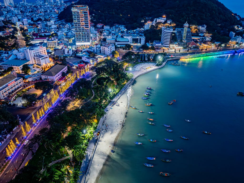 夜のダナン海岸沿いの風景