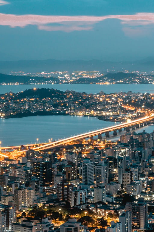 橋を望むフロリアノーポリスの夜景パノラマ