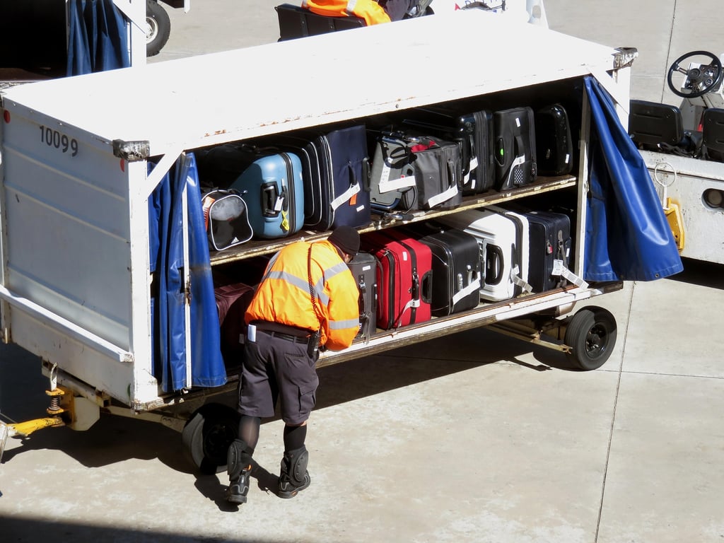 狭胴機への手荷物積み込み