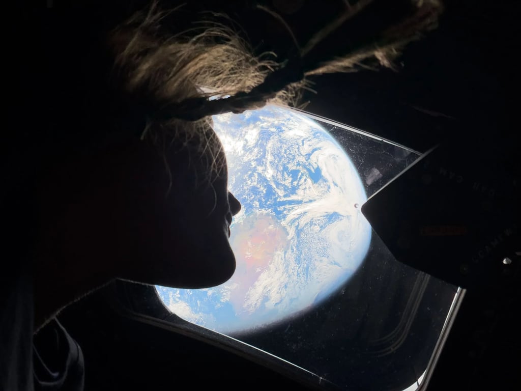 宇宙飛行士クリスティーナ・コッホが地球を見つめている