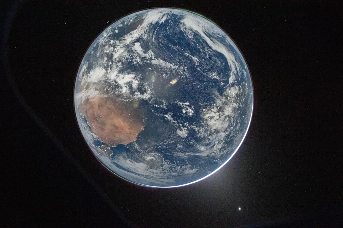 2026年4月2日、Orionのポートホールから撮影した地球