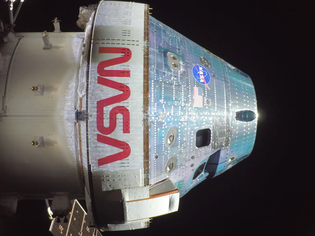 Orion宇宙船が月へ向かう途中の宇宙空間