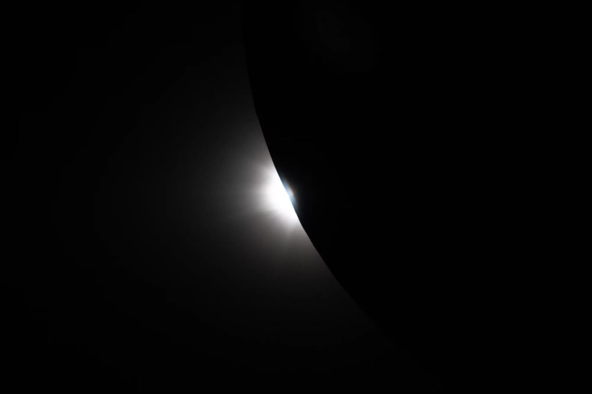 月の陰から太陽が現れる