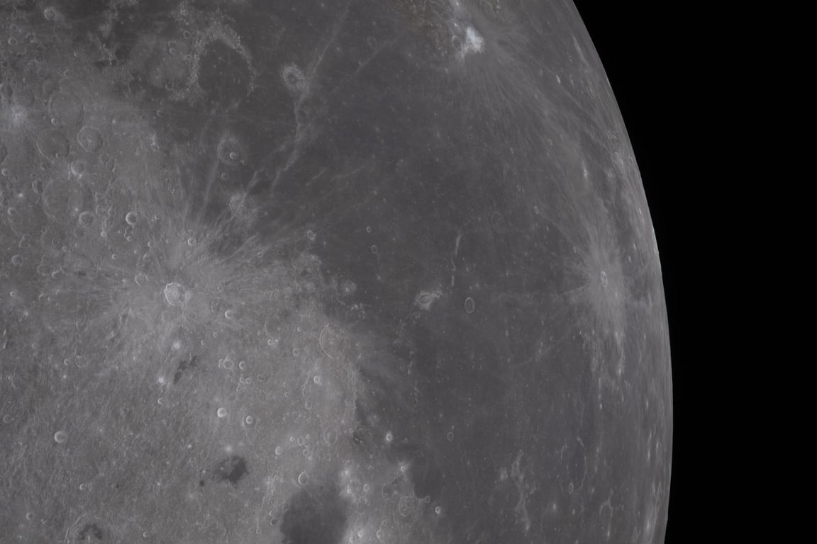 4月6日 — 月の主要地形を複数捉えた一枚
