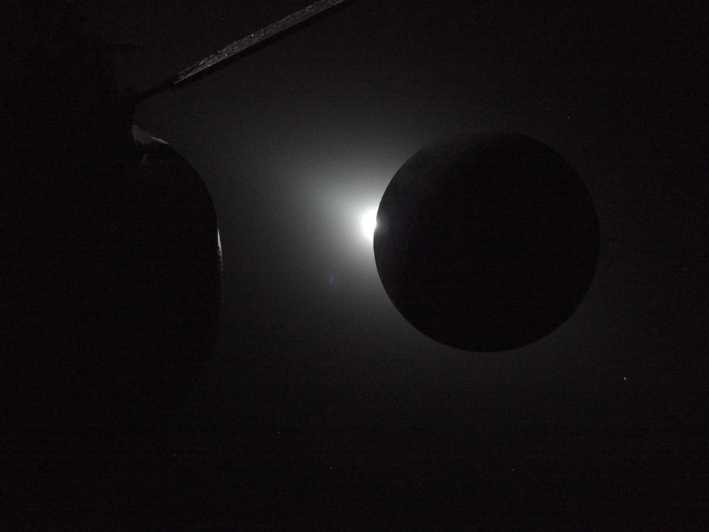 左から太陽が昇ってくる様子