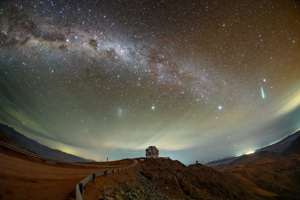 チリの天文台上空を流れること座流星群の流星