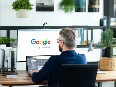 homme regarde son ecran avec google