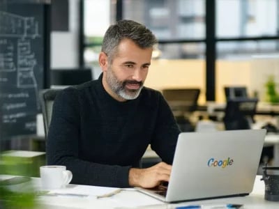 homme regarde son ordinateur avec google