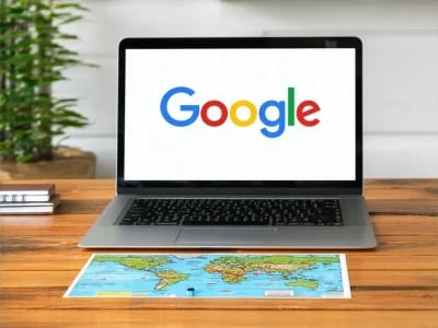 un_laptop_pos_sur_image_ (2)