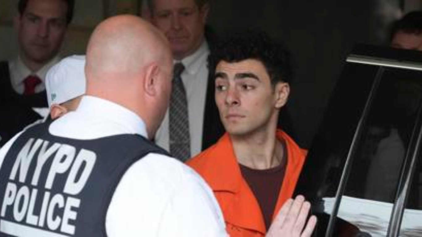 Graduado de la Ivy League acusado de asesinato en el tiroteo de un CEO de alto perfil provoca indignación.