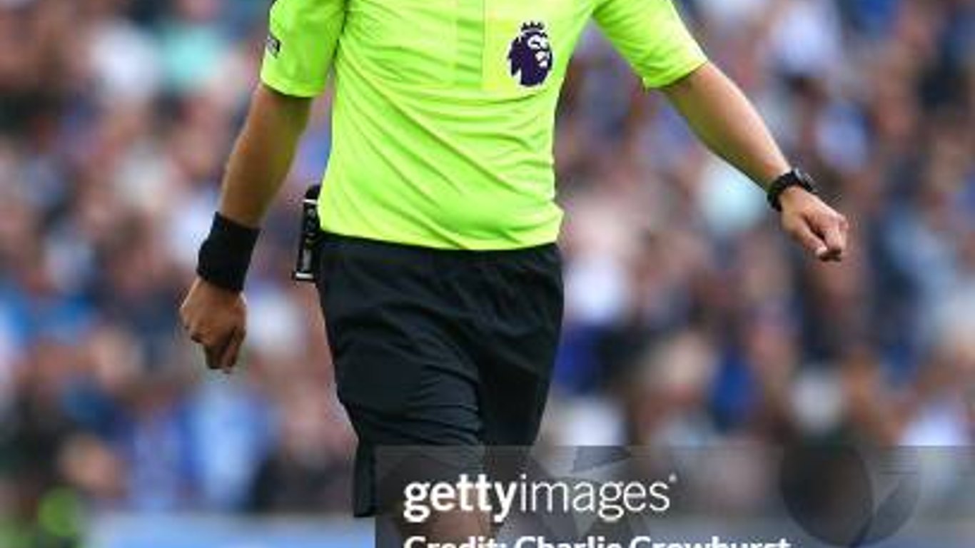 David Coote enfrenta una suspensión de 16 meses de la UEFA en medio de un escándalo por mala conducta y problemas de integridad.