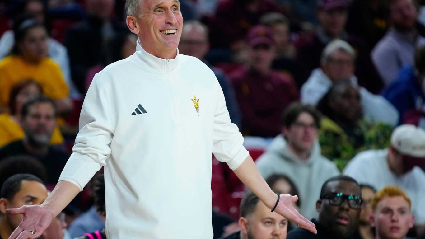 El carrusel de entrenadores gira a medida que se acerca el torneo de la NCAA: ¿Quién está en la cuerda floja?