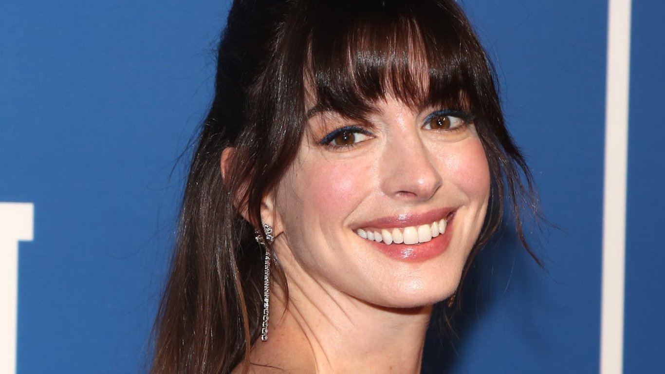 Anne Hathaway: La audacia de una pionera en la moda y la libertad corporal