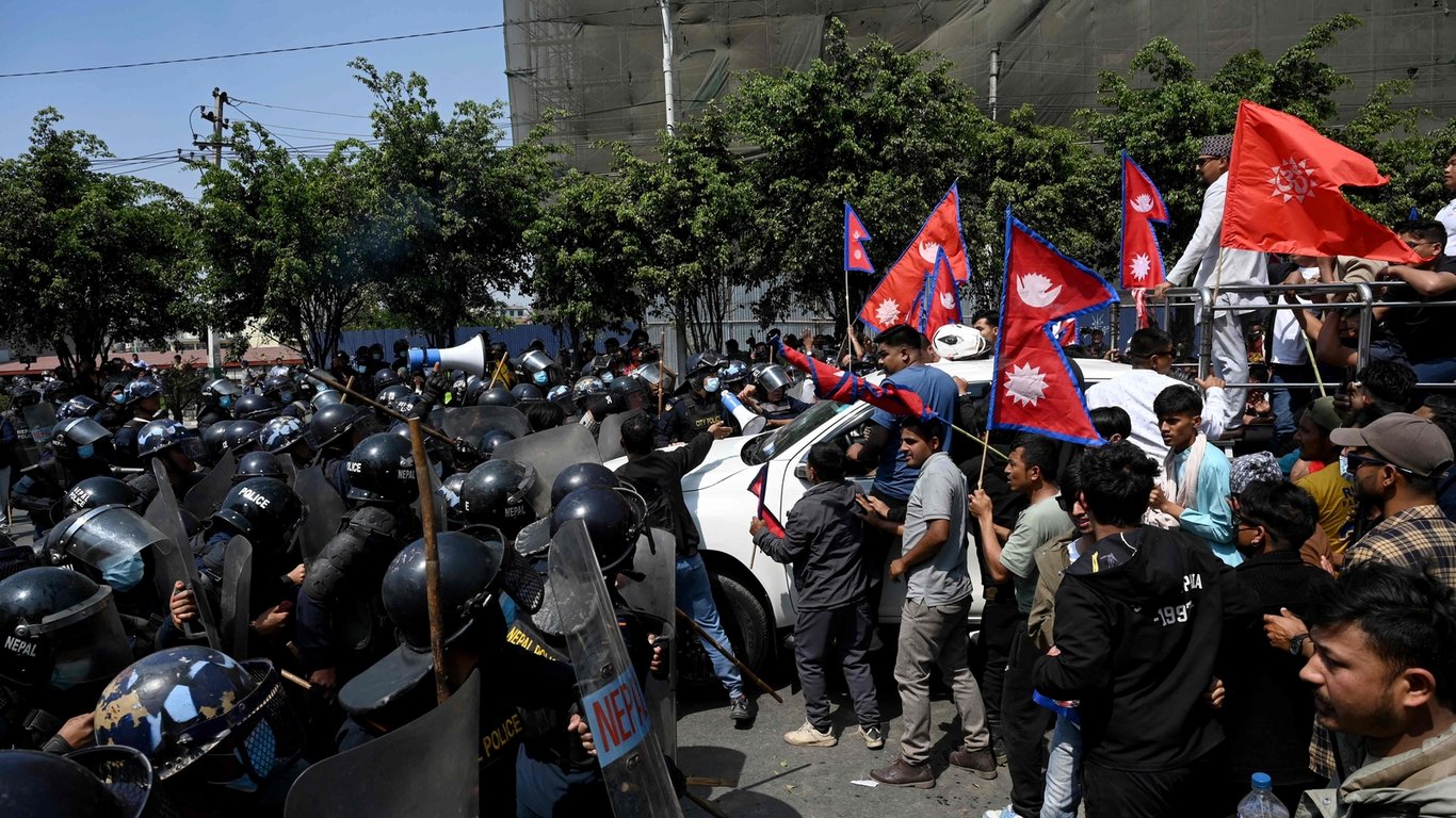 La Turbulencia Política de Nepal: La Nostalgia por la Monarquía Desata Protestas en Medio de la Inestabilidad Continua.