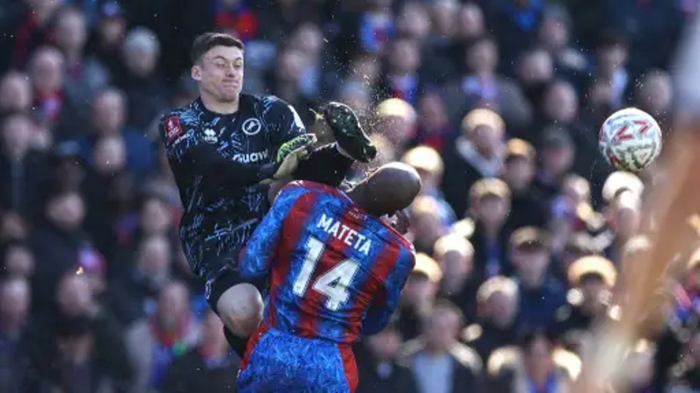 Desafío Imprudente Mancha el Partido de la FA Cup mientras Mateta del Crystal Palace Enfrenta una Lesión Grave.