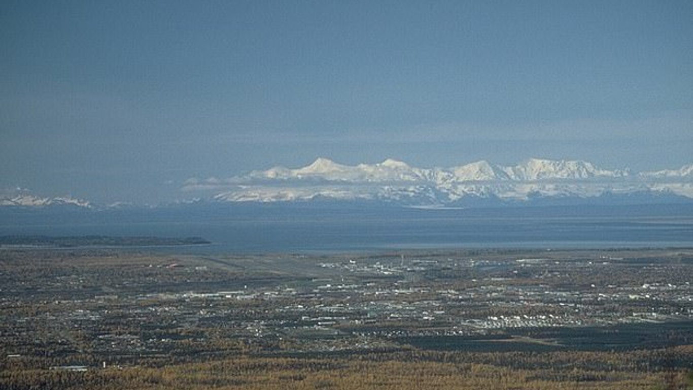 La creciente actividad del monte Spurr genera alarma en Anchorage mientras los residentes se preparan para una erupción.