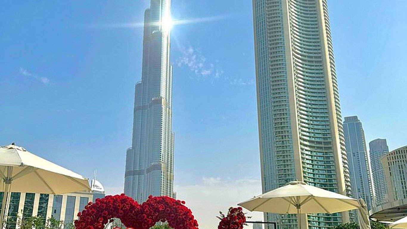 La propuesta juguetona de Luke Worley en Dubái da un giro hilarante con "Ella dijo que no".