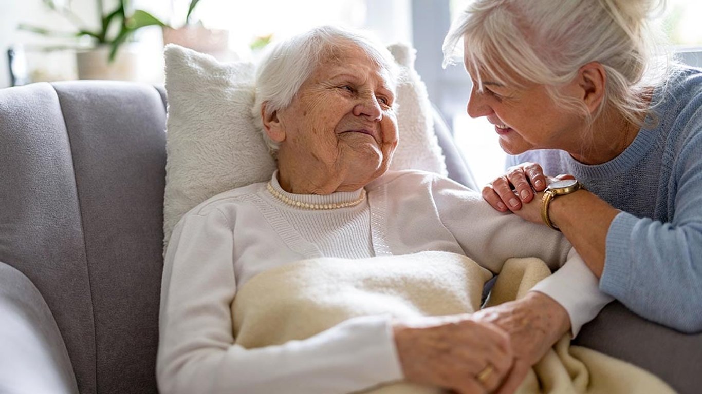 Navegando las complejidades del envejecimiento: riesgos para la salud y soluciones para personas mayores.