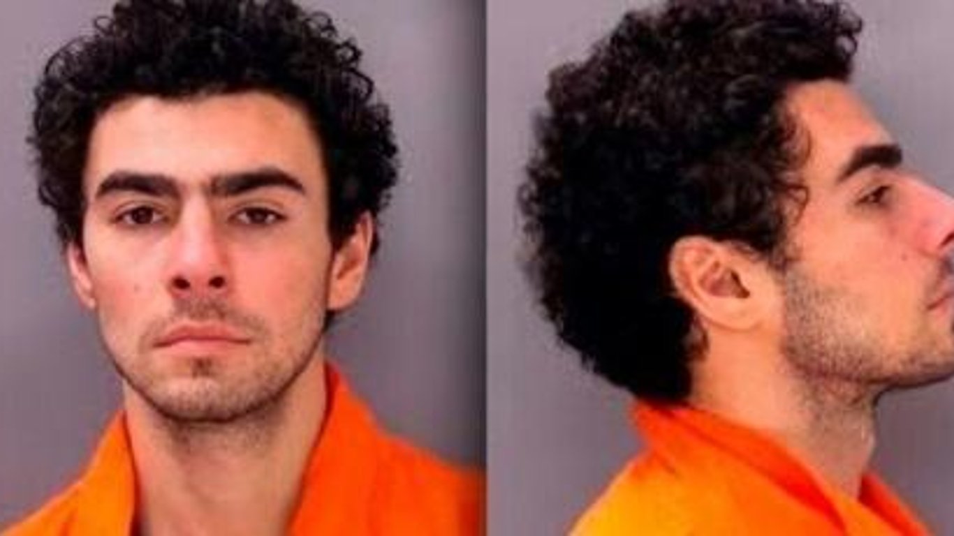 Cargo de asesinato enciende debate sobre el sistema de salud tras el tiroteo de un CEO en Nueva York por un graduado de Ivy League.