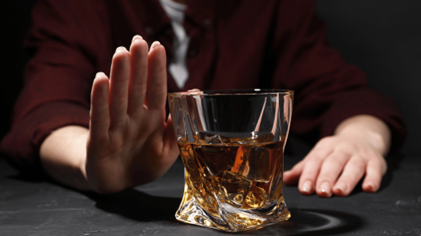 Nuevo informe relaciona el consumo de alcohol con riesgos de cáncer y urge al público a mantenerse informado.